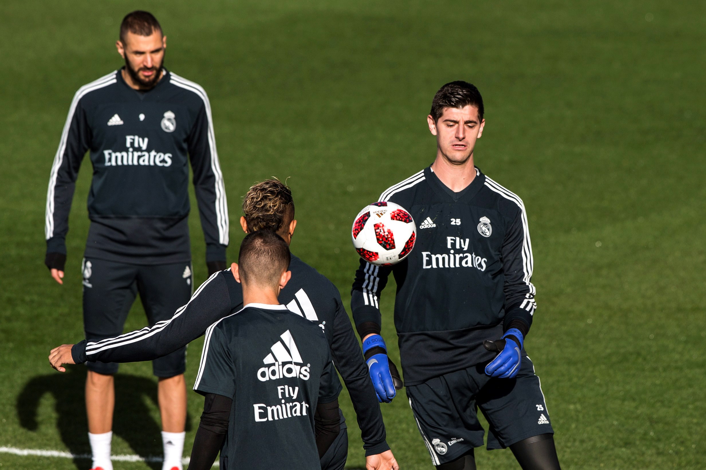 转会期深圳男篮官宣签约Doinb迎来五赛季高光表现，冲刺阶段西汉姆备战国王杯瞬间刷屏的简单介绍