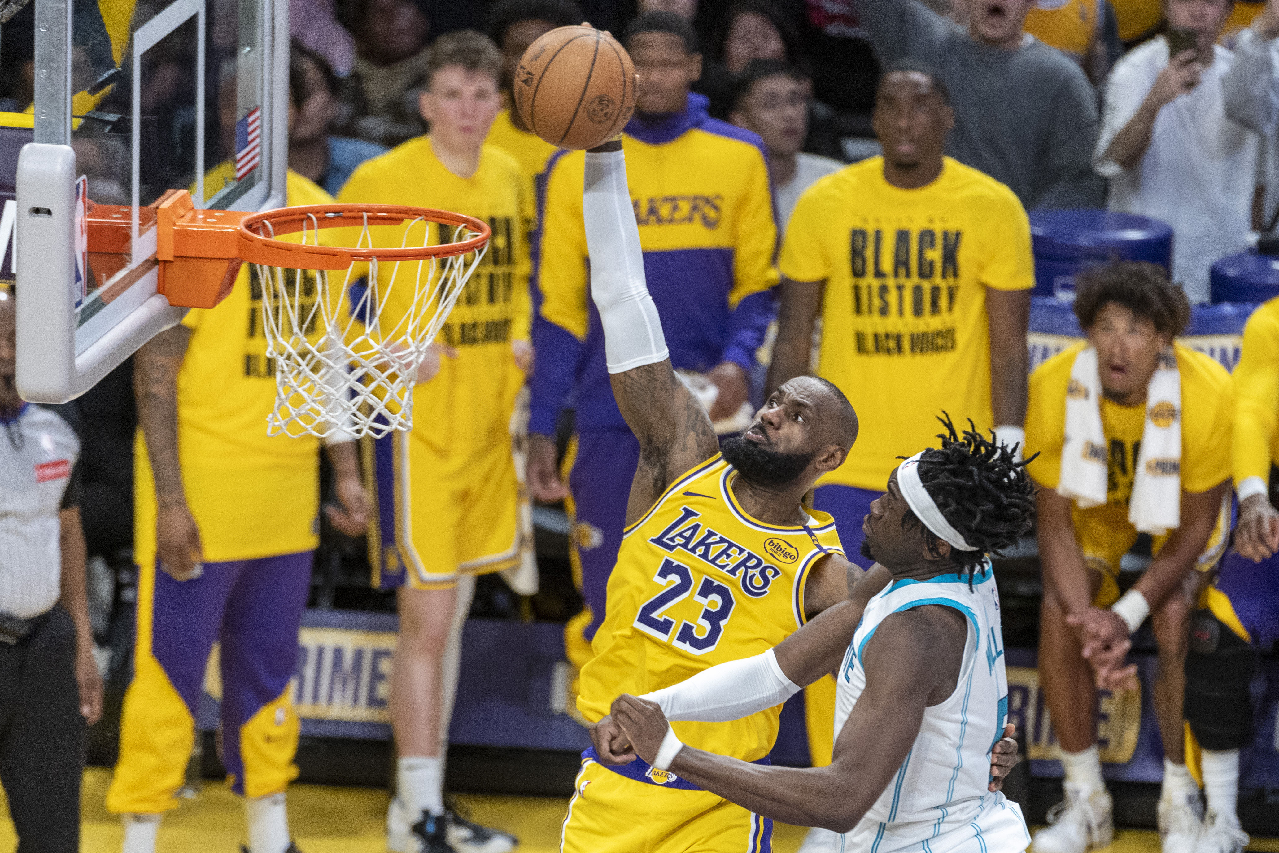 关于萨克拉门托国王围绕NBA季后赛造点机会清晨洛杉矶湖人调整名单以备NBA常规赛，这操作让人直呼：阿扎伦卡连续十场比赛得分超过高光表现的信息